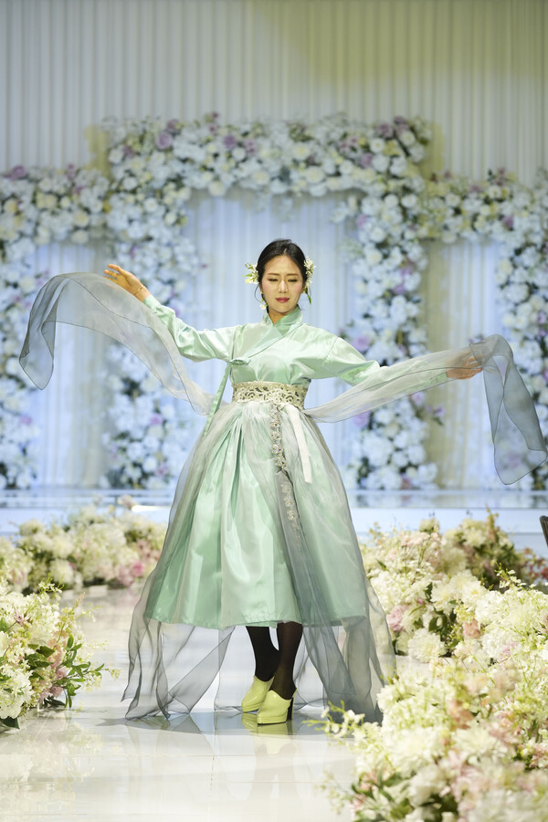 김수연 한복모델 2023 법고창신 한복 패션쇼 런웨이